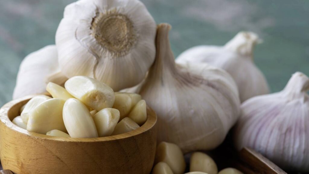 Por que o alho verde tem gosto tão diferente do alho seco e muda totalmente o sabor das receitas