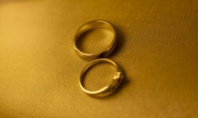 Quanto custa um par de aliança de ouro puro e o que influencia esse preço no Brasil hoje