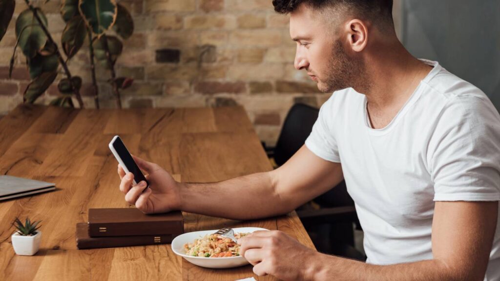 Os efeitos no corpo ao comer uma vez ao dia explicados de forma simples para quem tem dúvidas sobre esse hábito