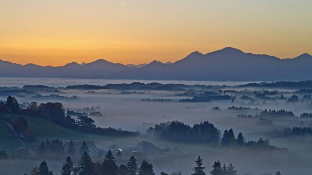 O que faz o céu ficar branco ao amanhecer e mudar a sensação de temperatura logo no início do dia