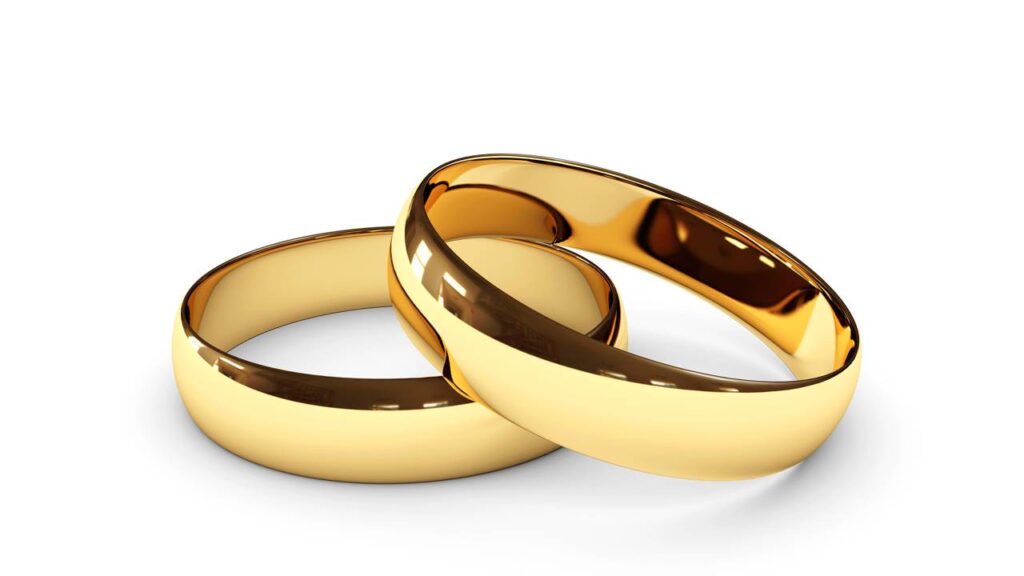 Quanto custa um par de aliança de ouro puro e o que influencia esse preço no Brasil hoje
