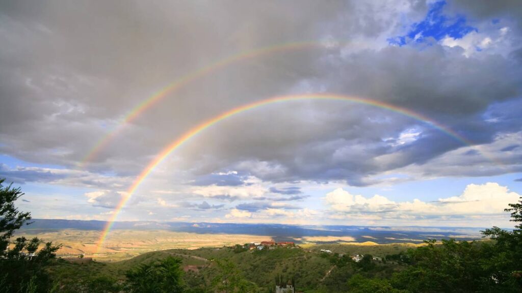 Por que alguns arco-íris aparecem duplicados e criam uma cena tão rara