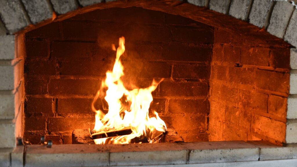 Adeus obra cara: essa área de churrasco simples no quintal fica pronta com pouco e funciona muito bem