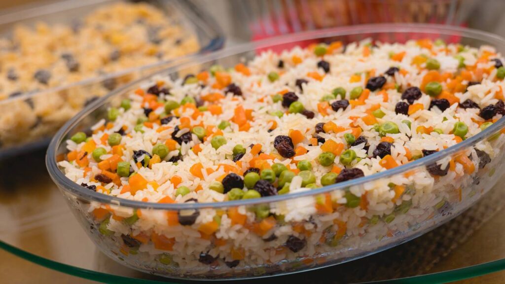 Receita simples de arroz à grega natalino para completar sua ceia com cor e sabor sem gastar muito tempo na cozinha