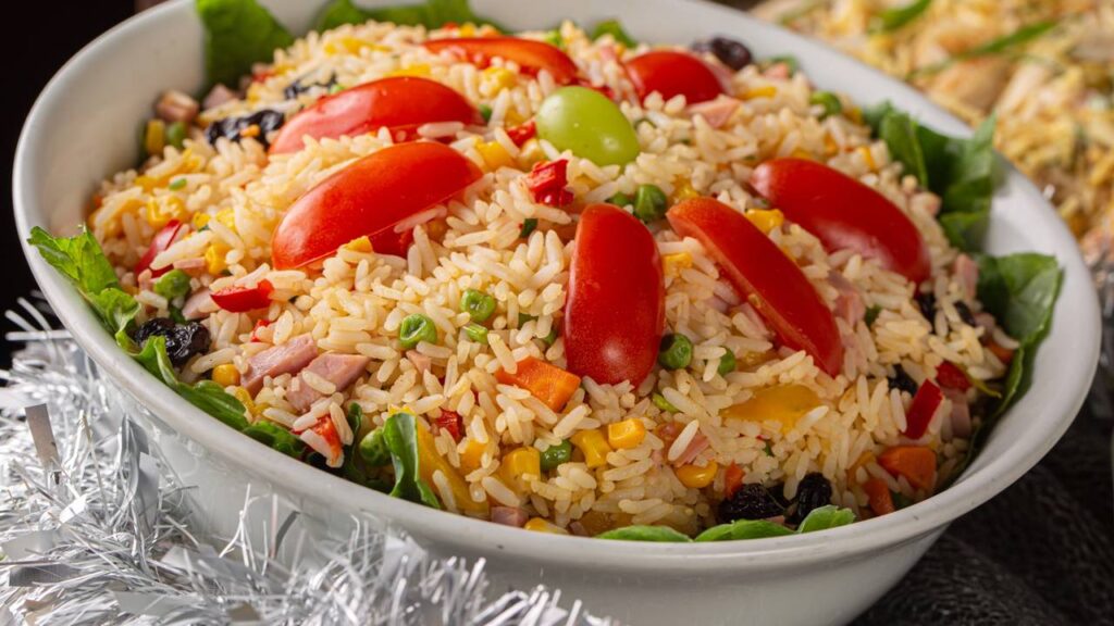 Essa versão de arroz natalino com legumes e castanhas surpreende na primeira colher