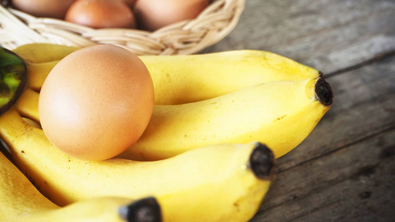 Basta 2 ovos e 2 bananas! A receita fitness barata com banana que viralizou por unir nutrição, sabor e preparo em minutos