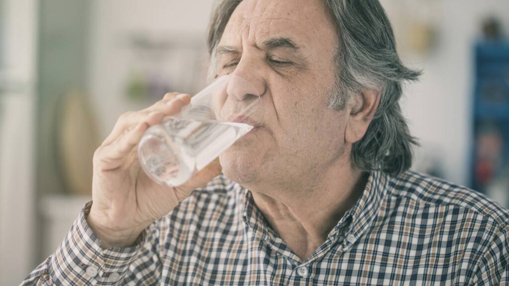 3 hábitos simples para cuidar do coração depois dos 50 e começar o dia favorecendo a saúde cardíaca