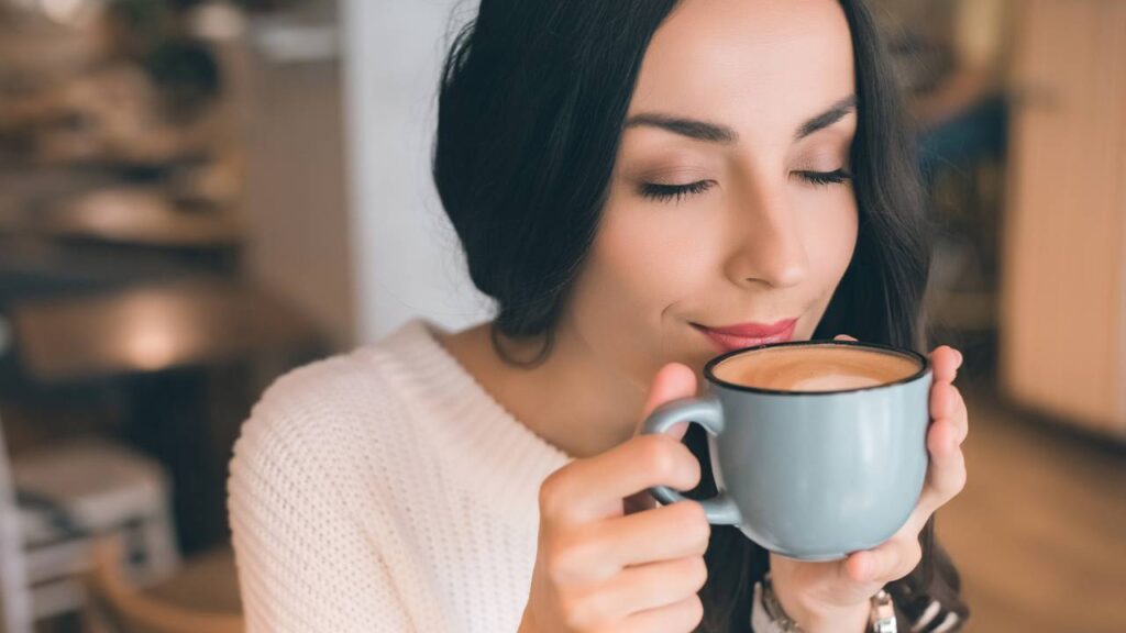 O consumo excessivo de café e seus efeitos no humor e na disposição