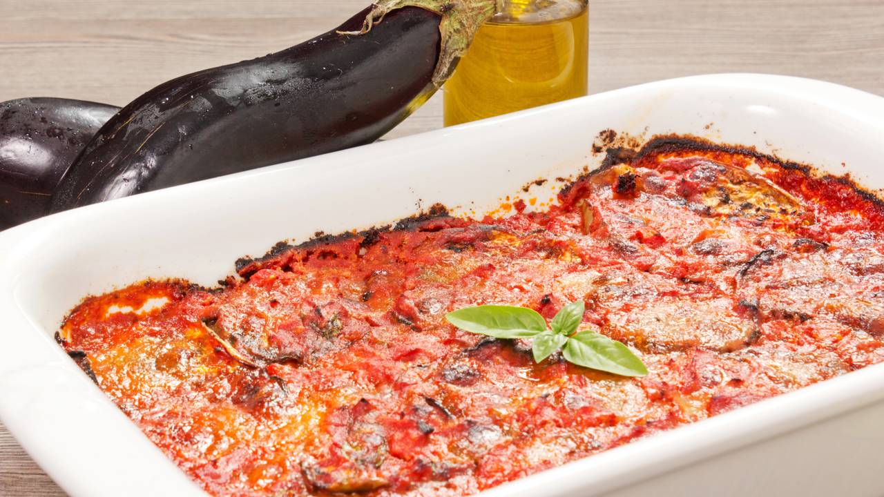 A berinjela à parmegiana de Paola Carosella surpreende com ricota no recheio