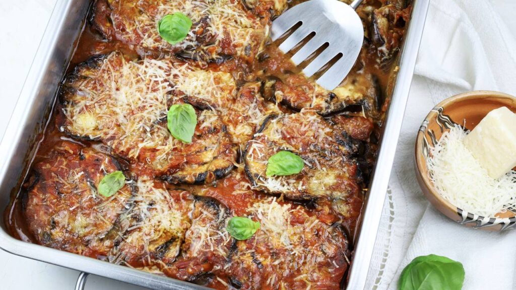 A berinjela à parmegiana de Paola Carosella surpreende com ricota no recheio