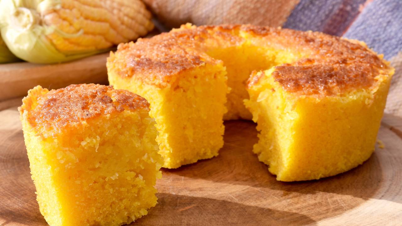 Essa receita de bolo de milho medido na lata é tão fácil que até quem nunca cozinha acerta de primeira