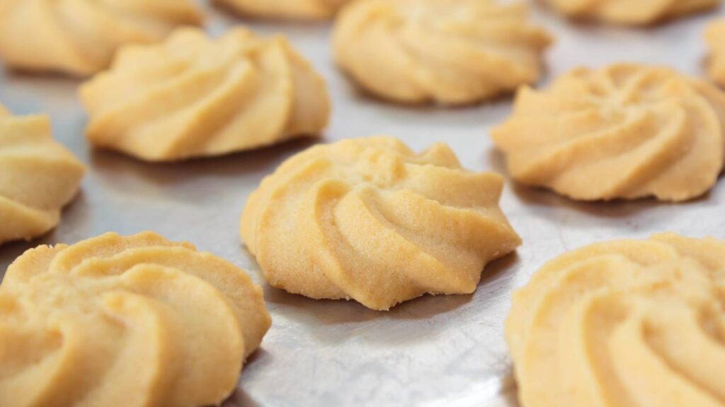 Fazer biscoito amanteigado em casa é mais barato, rende mais e ainda cria memórias em família