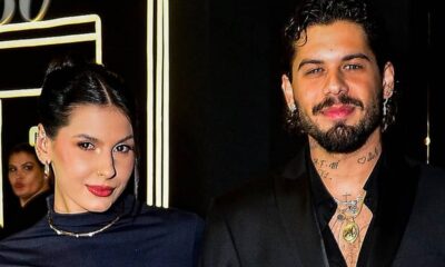 Cantora Ana Castela e cantor Zé Felipe posam juntos em evento.