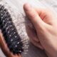 Por que o cabelo cai mais no verão e como controlar essa queda natural
