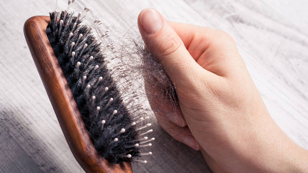 Por que o cabelo cai mais no verão e como controlar essa queda natural