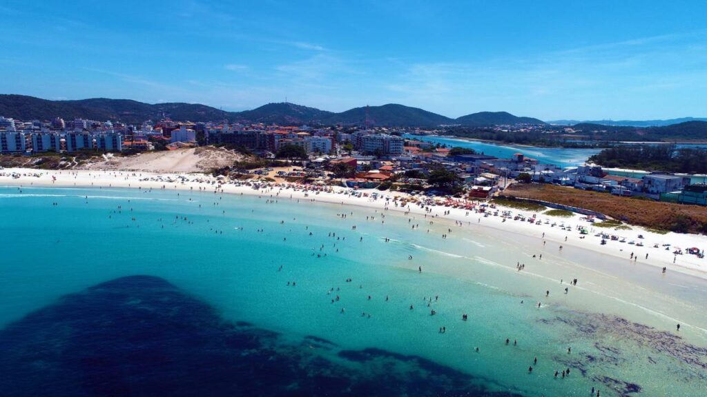 O paraíso escondido no litoral do Rio que encanta com natureza intacta e águas de beleza impressionante
