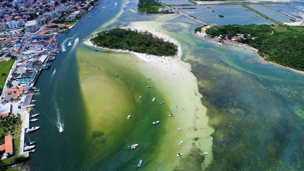 O paraíso escondido no litoral do Rio que encanta com natureza intacta e águas de beleza impressionante