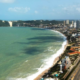 O paraíso de uma cidade beira-mar perfeita para visitar a natureza sem perder o conforto da cidade