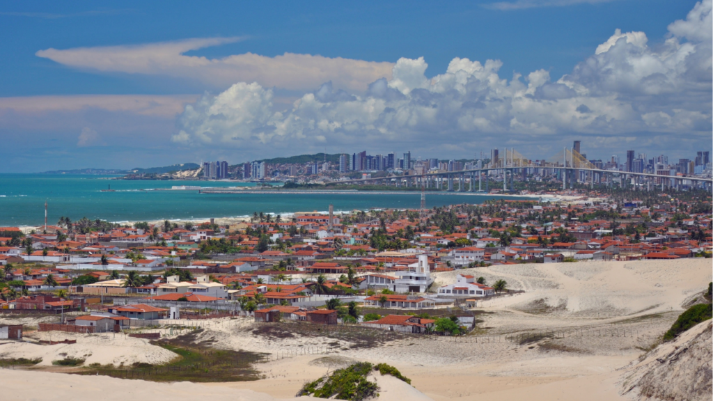 O paraíso de uma cidade beira-mar perfeita para visitar a natureza sem perder o conforto da cidade