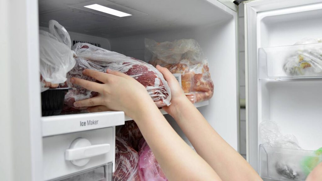 Como armazenar carne congelada sem que ela queime no freezer e perca textura ao descongelar