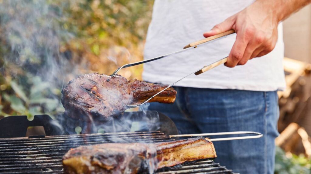 Por que o cheiro da carne na brasa desperta o apetite e faz a gente salivar quase sem perceber