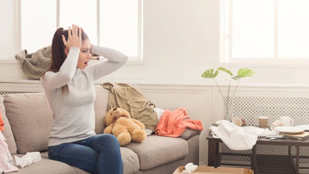 Para algumas pessoas, casa bagunçada é sinônimo de desespero - Créditos: depositphotos.com / Milkos