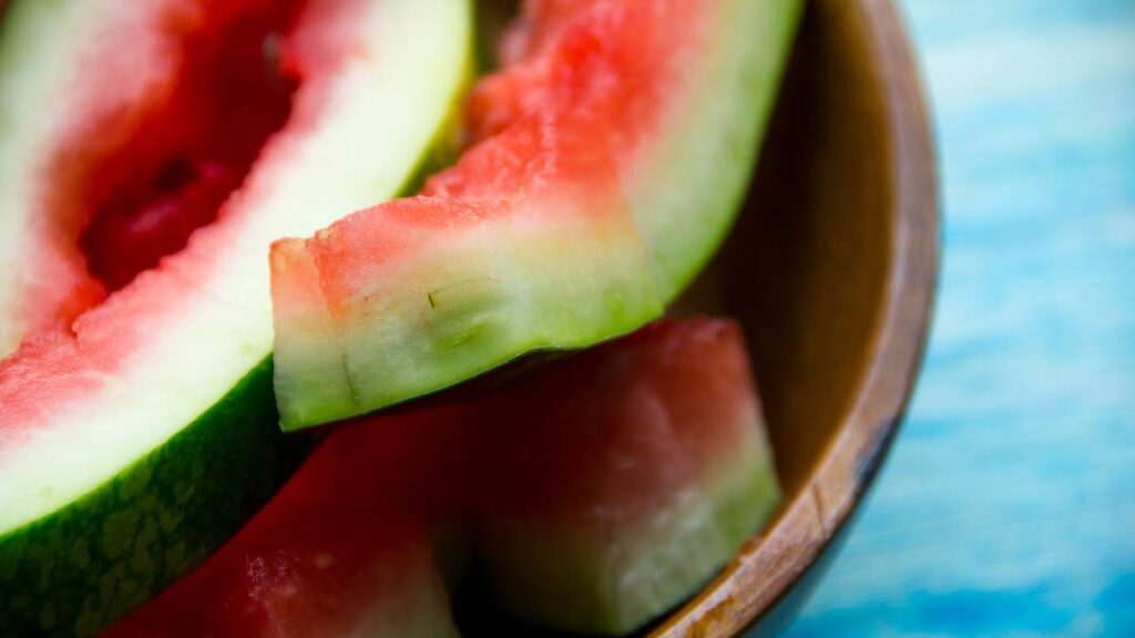 A casca de melancia pode virar um adubo simples para plantas ornamentais