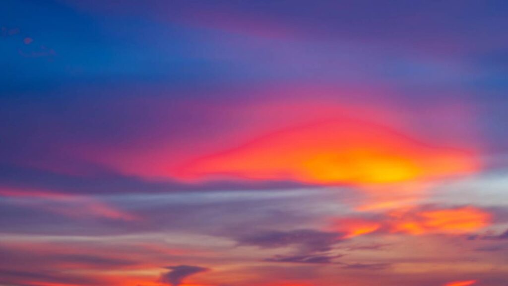 O céu muda de cor ao longo do dia por causa de um fenômeno natural curioso