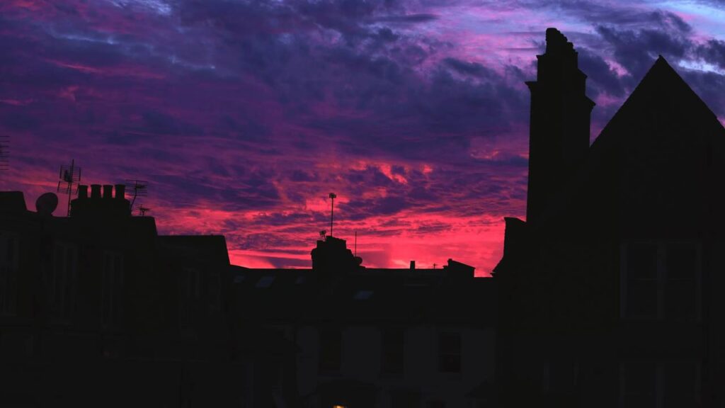 O fenômeno que faz o céu parecer rosa em dias de calor extremo e chama muita atenção
