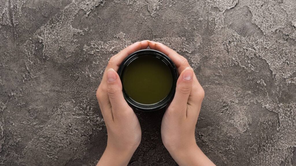 Esse chá natural é conhecido por ajudar no sono e aliviar o desconforto digestivo