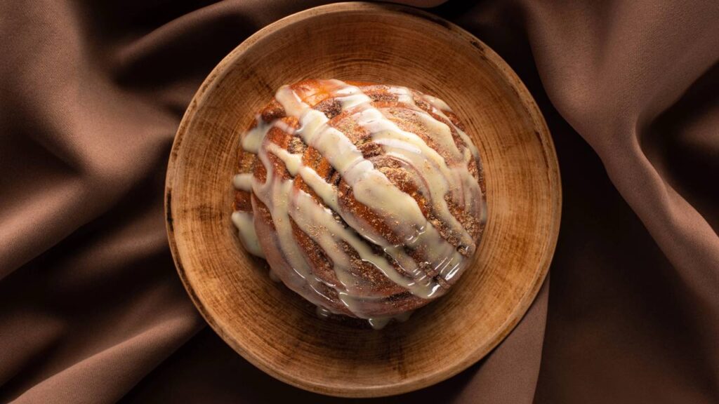 Esse Cinnamon Roll com cream cheese vai se tornar sua sobremesa preferida