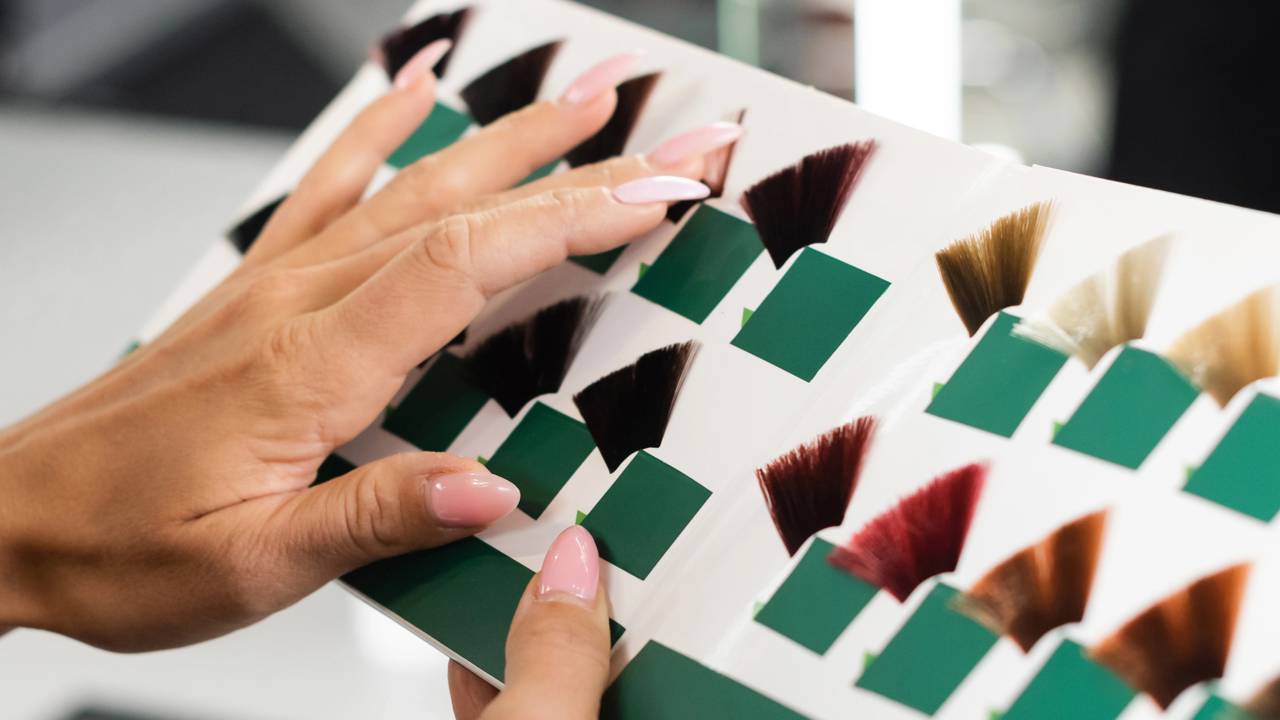 6 cores de cabelo que envelhecem aos 50 e roubam a leveza do visual