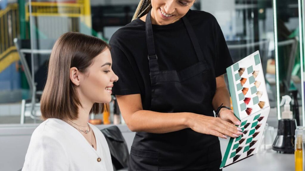 6 cores de cabelo que envelhecem aos 50 e roubam a leveza do visual
