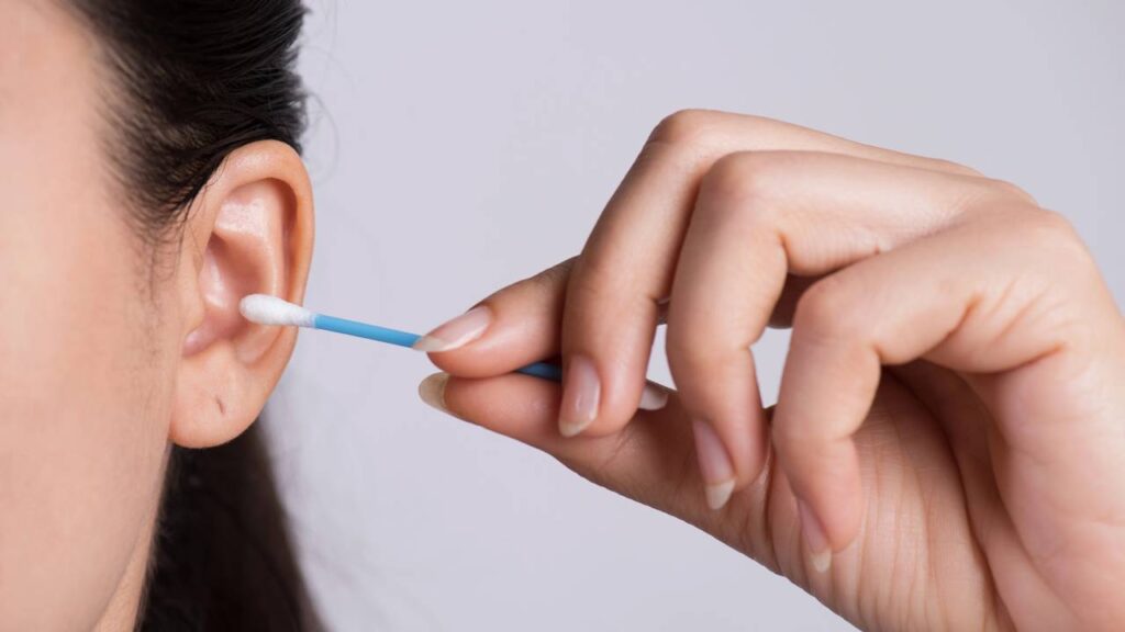 Insistir em usar cotonete pode piorar a saúde do seu ouvido