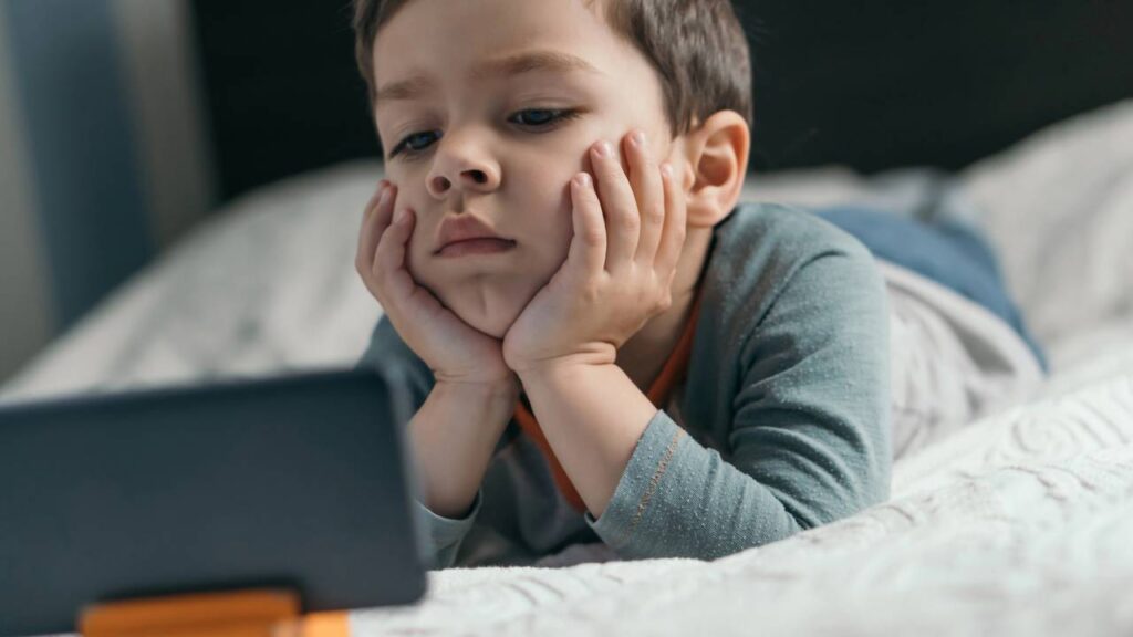 Uso excessivo de telas infantis pode causar problemas sérios