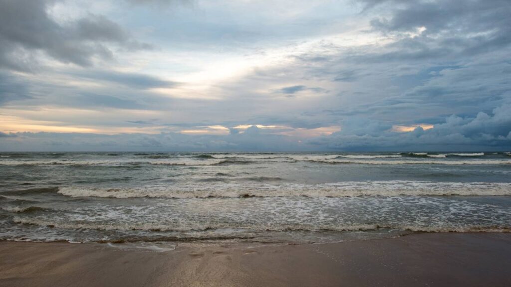 Por que o sol queima mesmo em dias nublados e deixa a pele sensível sem que a gente perceba