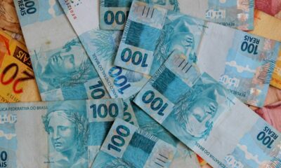 Como surgiu o dinheiro e como o dólar virou a principal moeda global