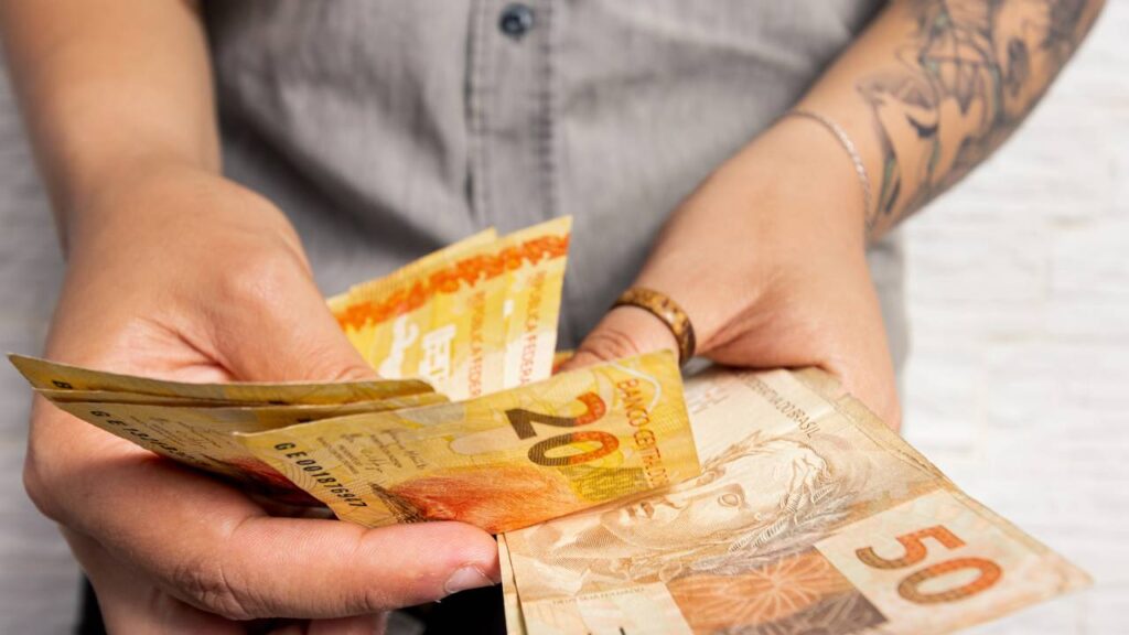 Você precisa ver estas 7 dicas para quem ganha pouco economizar dinheiro e por que tanta gente está mudando a rotina