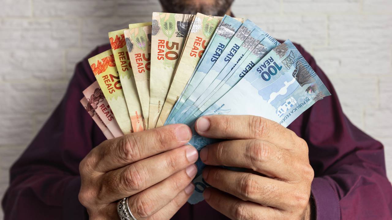 Dicas para economizar dinheiro que realmente funcionam e ajudam a sobrar mais no fim do mês