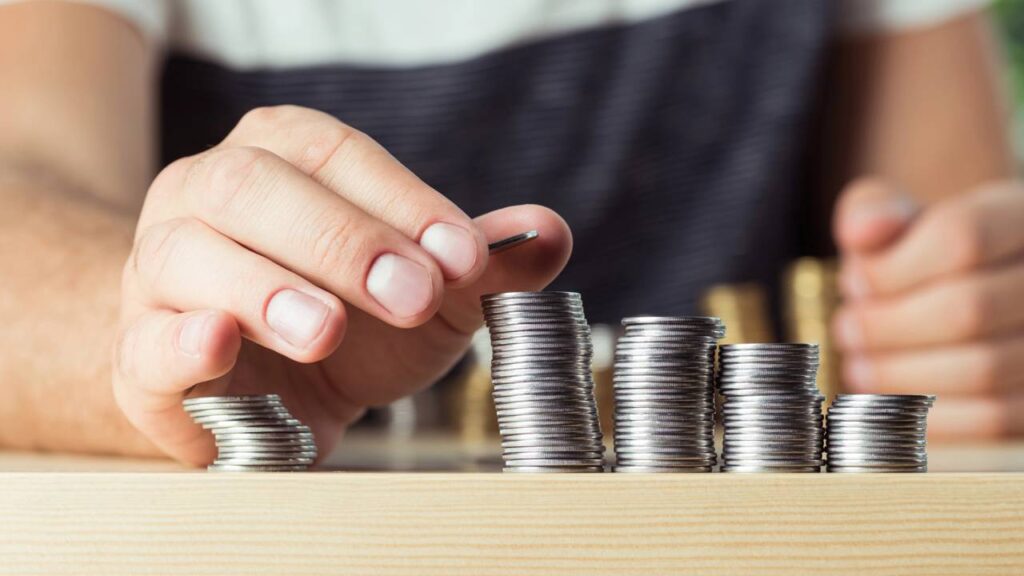 Pequenos hábitos estão entre os gastos invisíveis que fazem seu dinheiro desaparecer