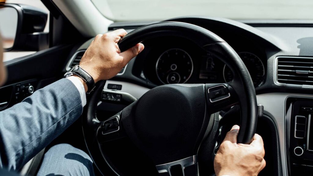 7 hábitos comuns ao dirigir que estão acabando com seu carro