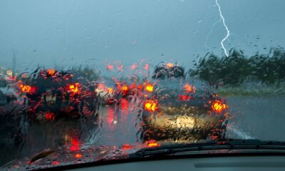 Dirigir na chuva não é só pisar no freio, saiba os erros que mais causam acidentes