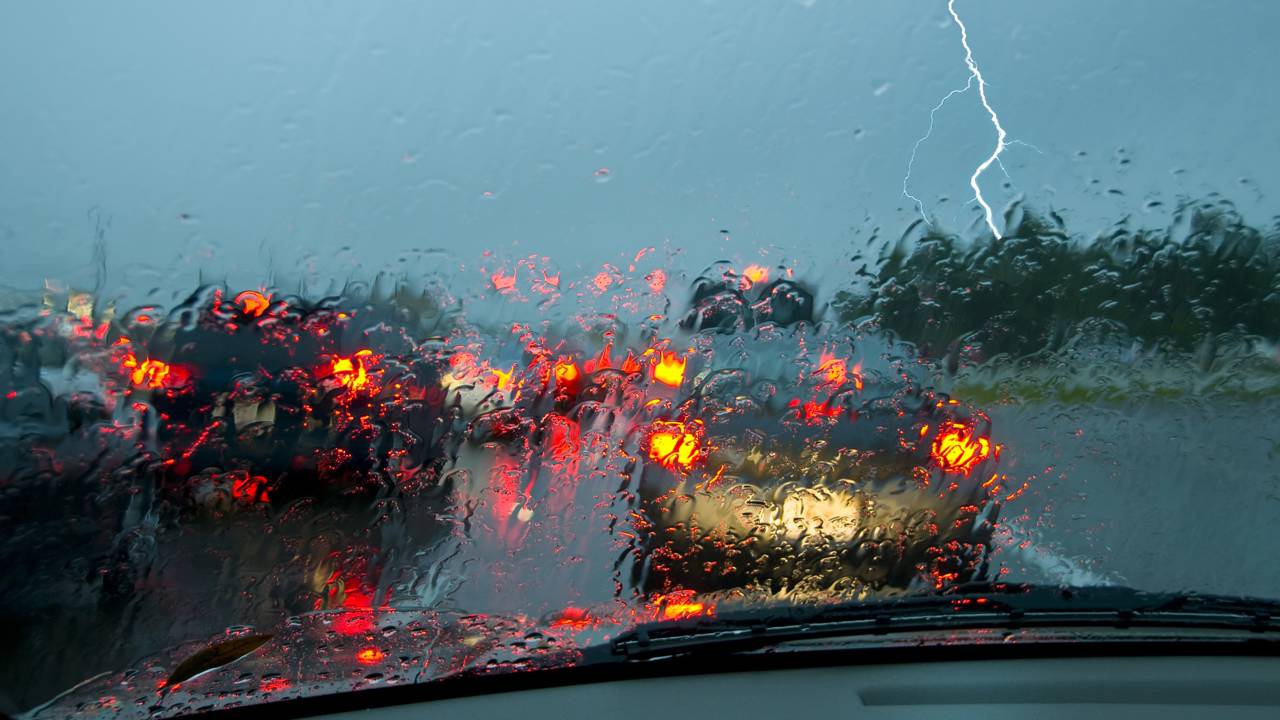 Dirigir na chuva não é só pisar no freio, saiba os erros que mais causam acidentes