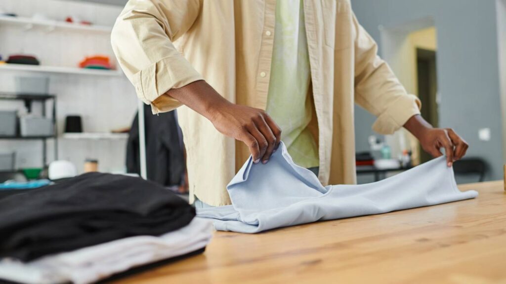 O excesso de cuidado na hora de dobrar as roupas pode ter um significado a mais - Créditos: depositphotos.com / HayDmitriy