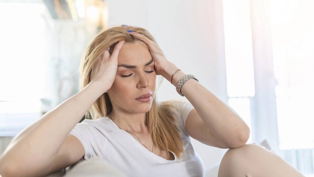 As principais causas da dor de cabeça diária explicadas de forma simples para quem sente esse incômodo
