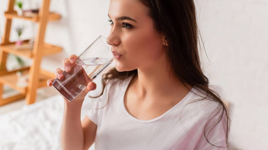 Beber água é um dos comportamentos mais importantes para as saúde dos humanos - Créditos: depositphotos.com / VitalikRadko