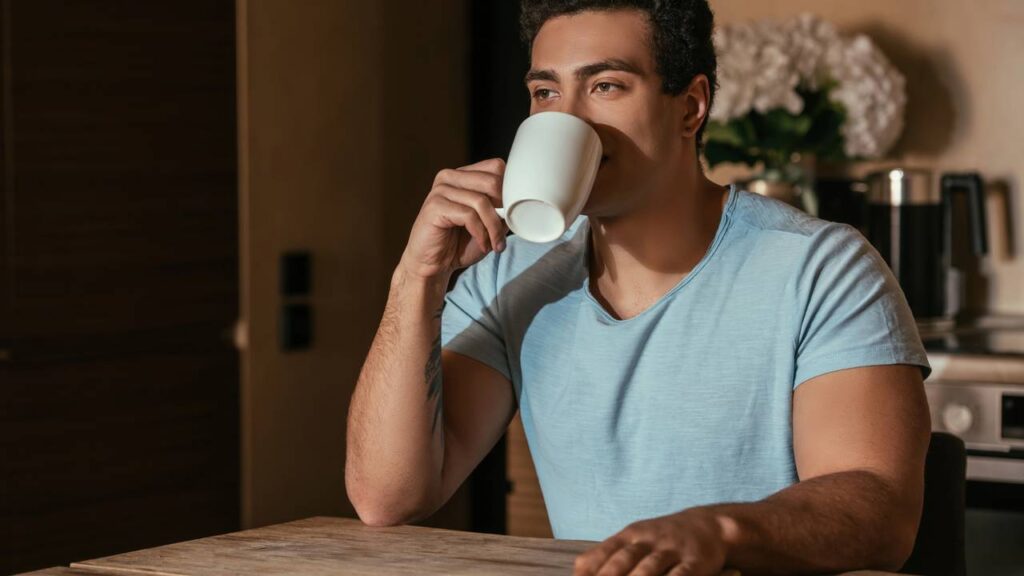 Aquele cafézinho amargo é capaz de acordar qualquer um - Créditos: depositphotos.com / AndrewLozovyi