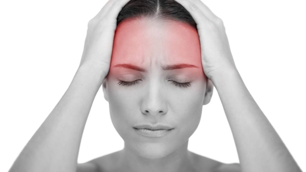 3 erros comuns ao tratar a enxaqueca que só pioram a dor
