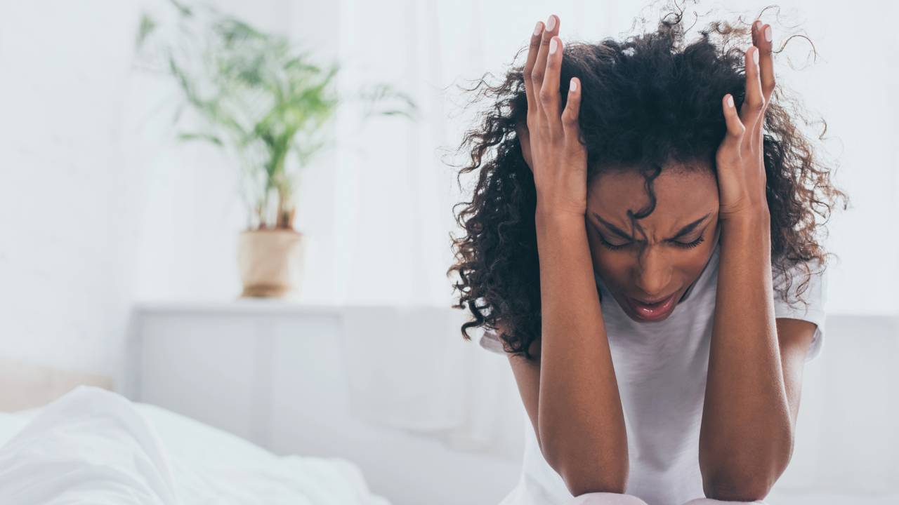 3 erros comuns ao tratar a enxaqueca que só pioram a dor