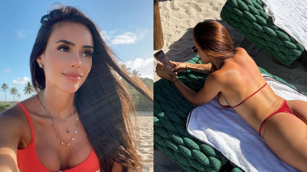 Bruna Biancardi sorrindo e deitada na praia de biquíni, usando celular.